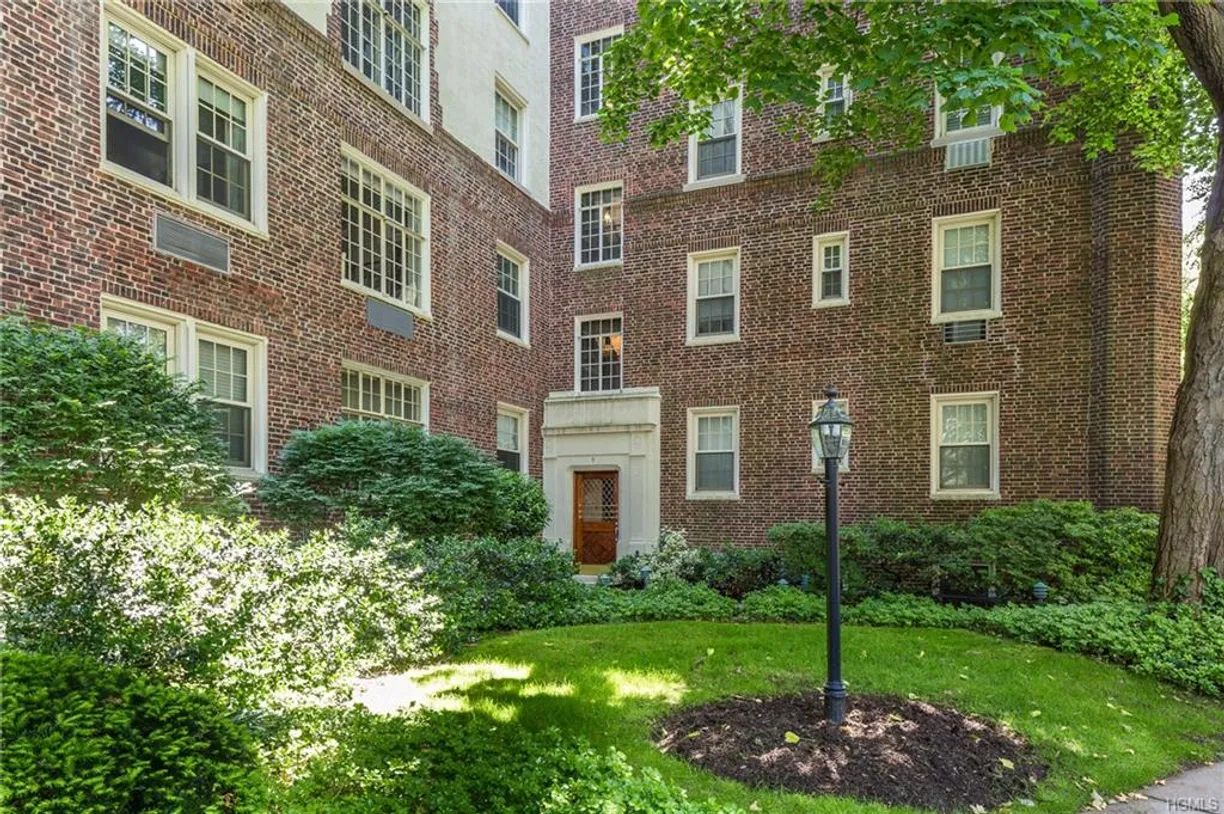 Westchester Real Estate | View 9 Tanglewylde Avenue, 5B | 3 Beds, 2 Baths