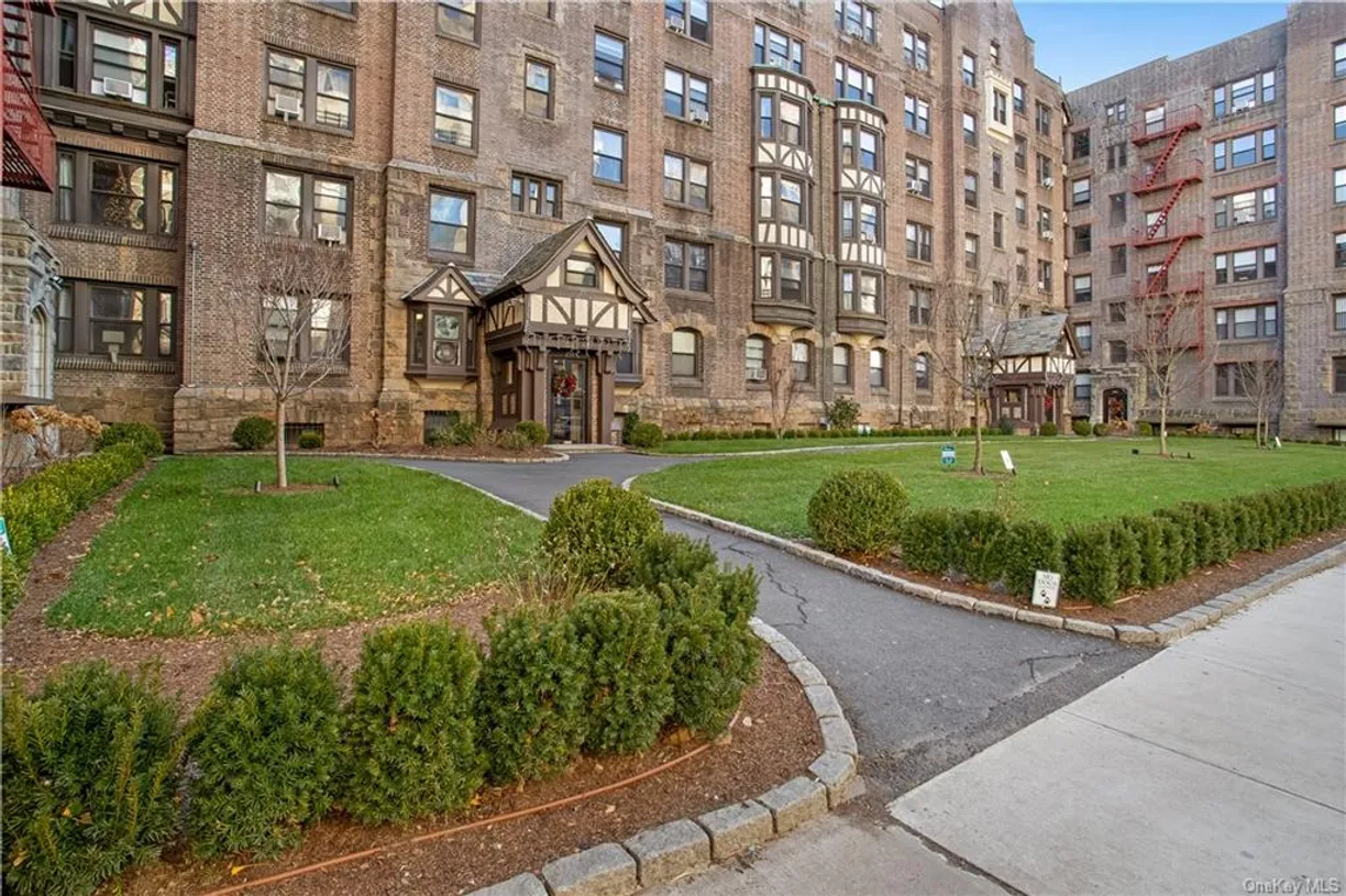 Westchester Real Estate | View 250 Martine Avenue, 3F | 4 Beds, 2 Baths