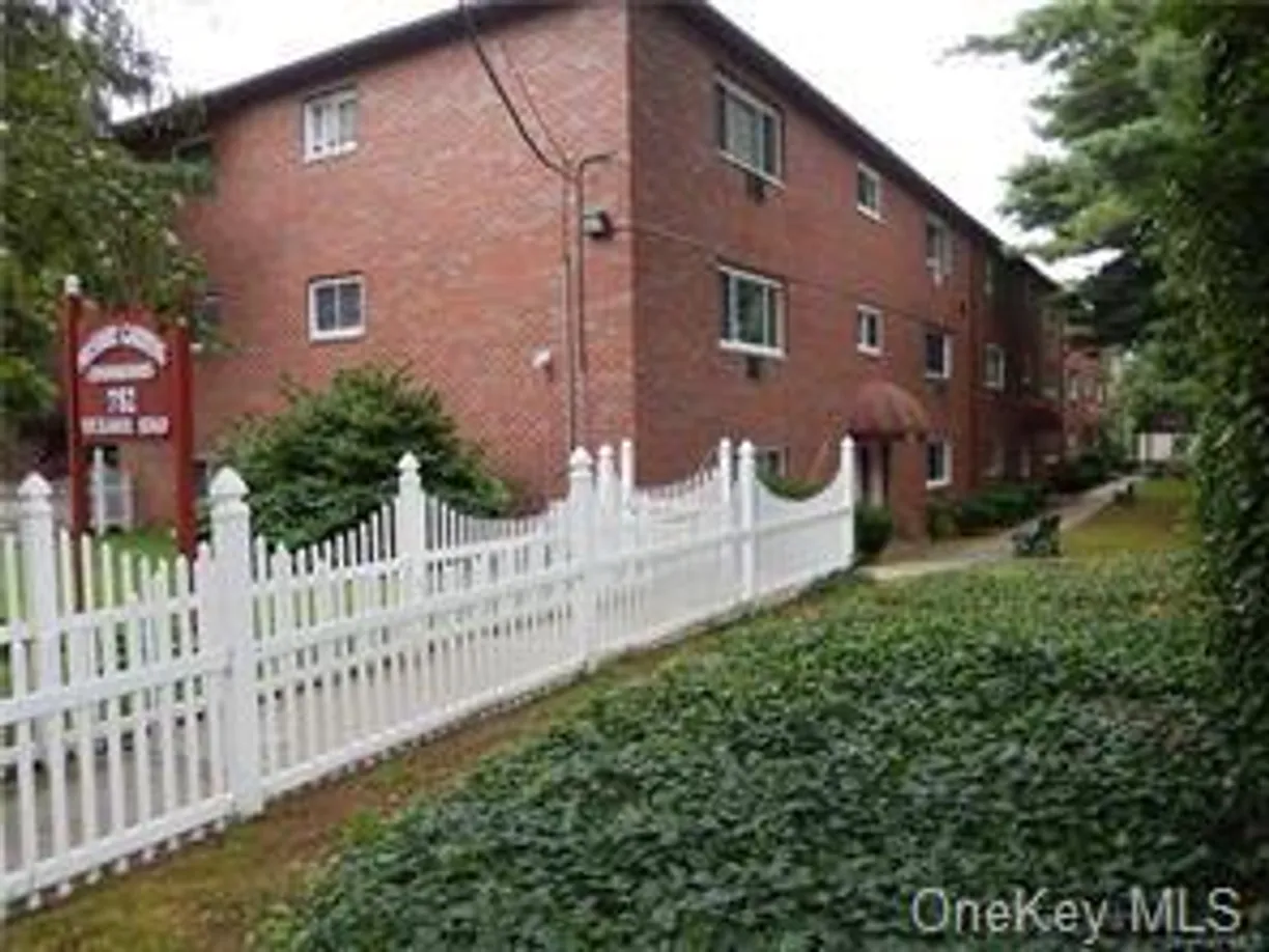 Westchester Real Estate | View 782 Tuckahoe Road, 1F | 2 Beds, 1 Bath