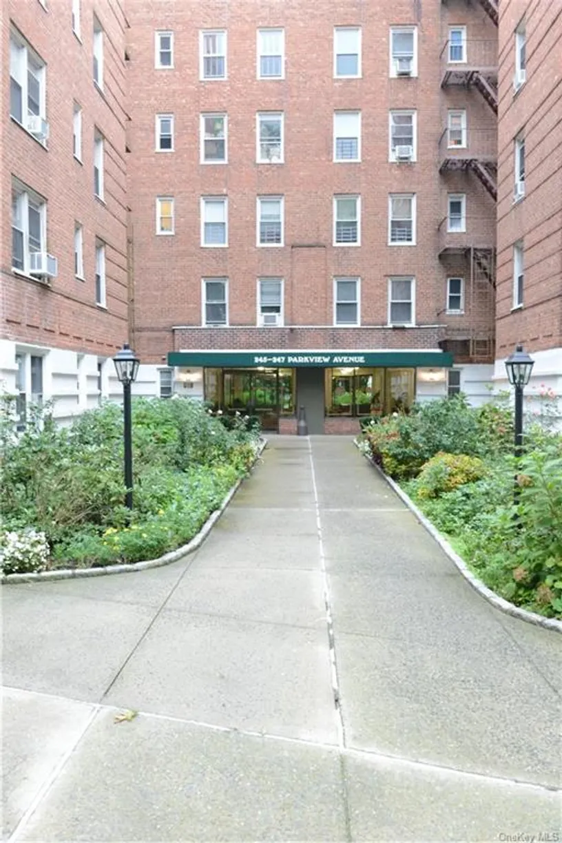 Westchester Real Estate | View 247 Parkview Avenue, 1T | 2 Beds, 1 Bath