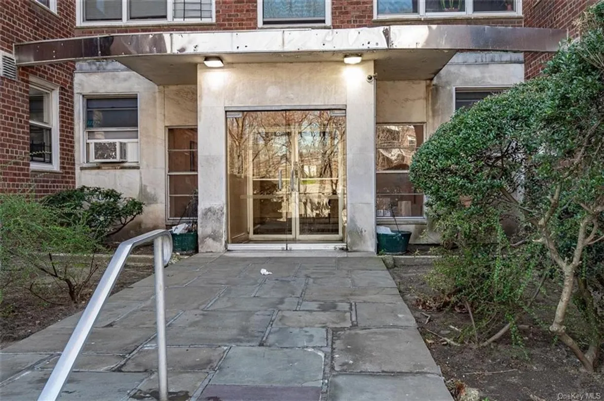 Westchester Real Estate | View 1234 Midland Avenue, 6F | 2 Beds, 1 Bath