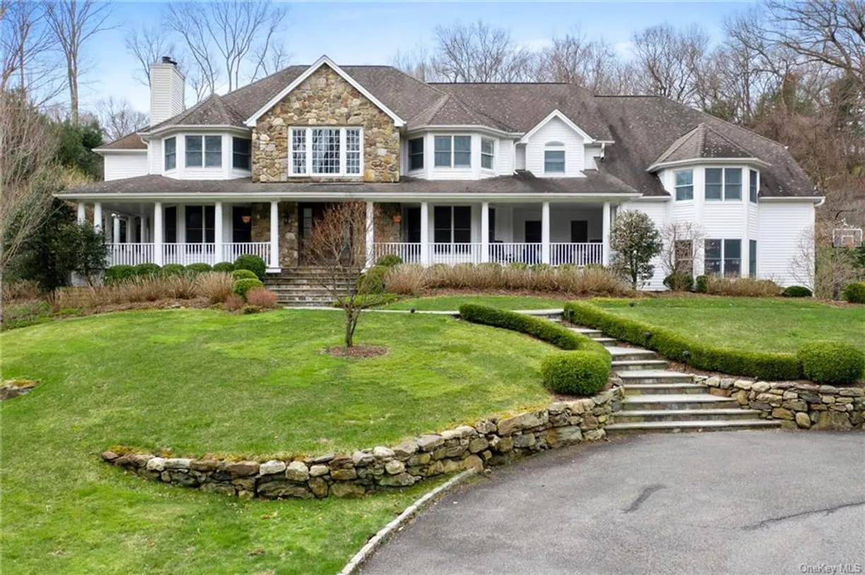 Westchester Real Estate | View 66 Lawrence Farms Crossway | 5 Beds, 6 Baths