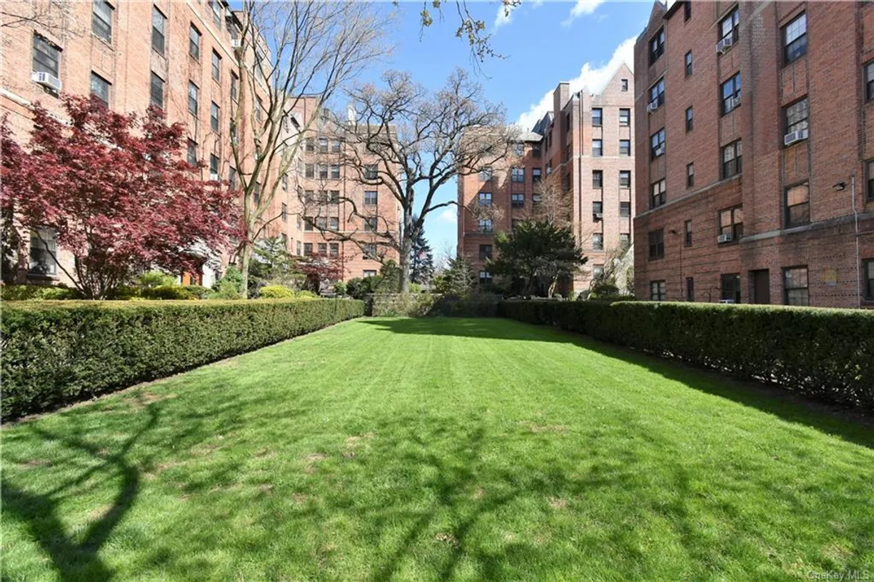 Westchester Real Estate | View 840 Bronx River Road, 4A | 1 Bed, 1 Bath