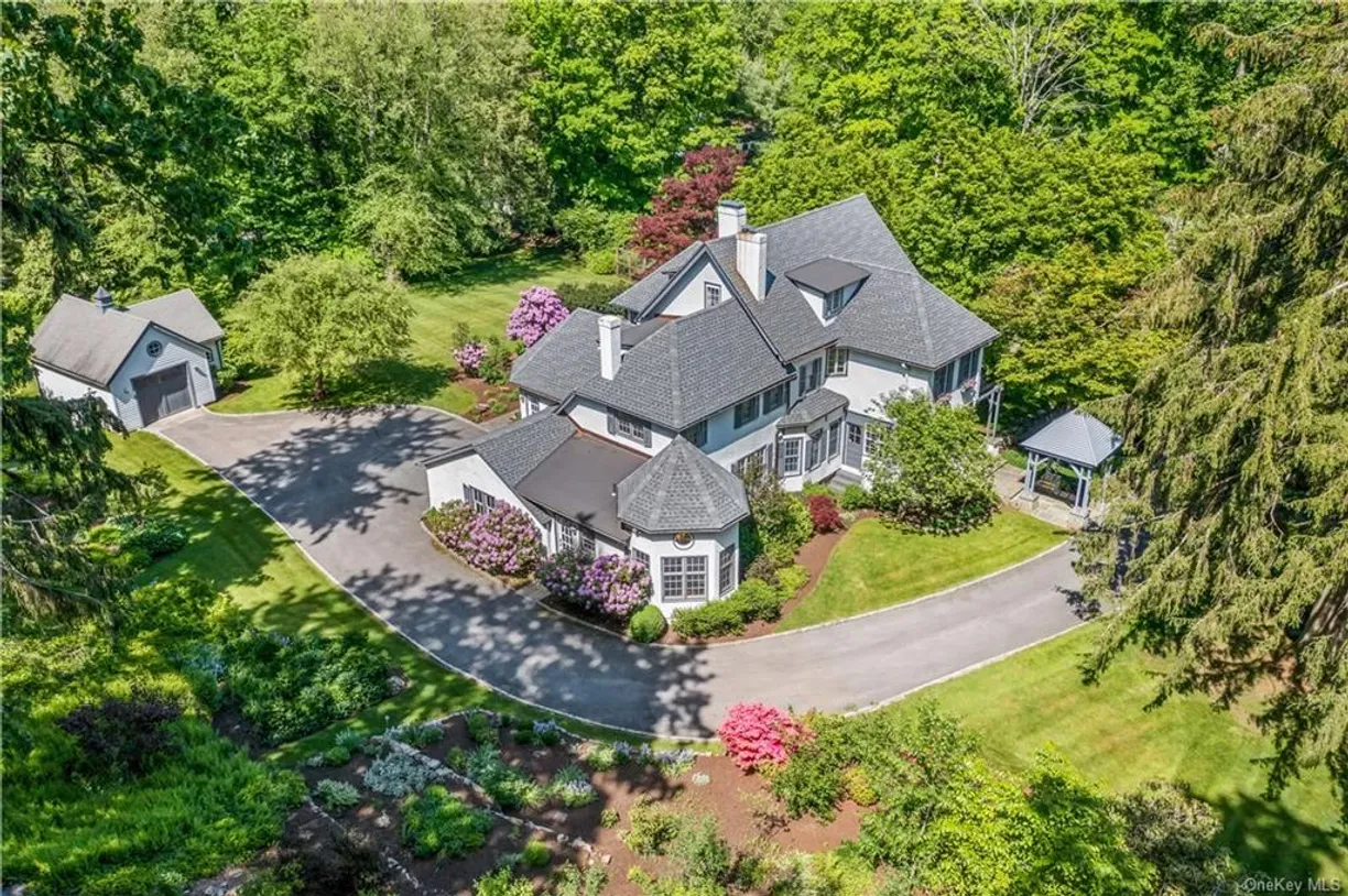 Westchester Real Estate | View 77 Haights Cross Road | 5 Beds, 4 Baths