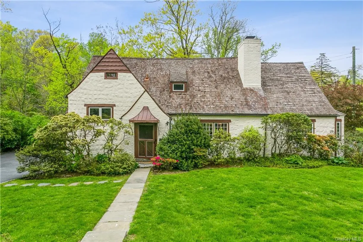 Westchester Real Estate | View 2 Uxbridge Road | 4 Beds, 3 Baths