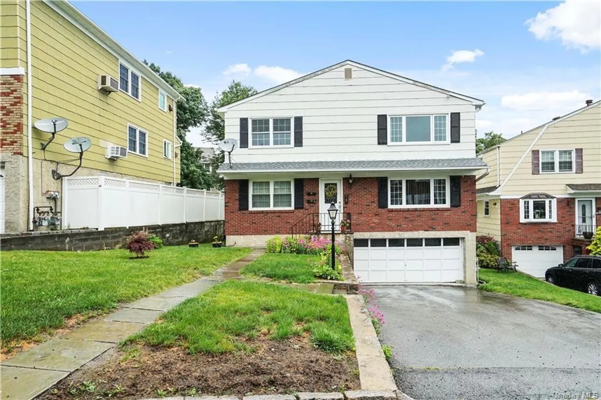 Westchester Real Estate | View 7 Harris Lane, 2nd floor | 3 Beds, 1 Bath
