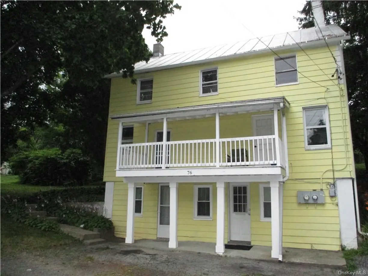 Hudson Valley Real Estate | View 76 Grand Street, Upstairs/2 | 1 Bed, 1 Bath