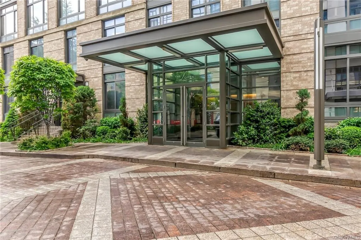 Westchester Real Estate | View 25 City Place, PHC | 3 Beds, 2 Baths