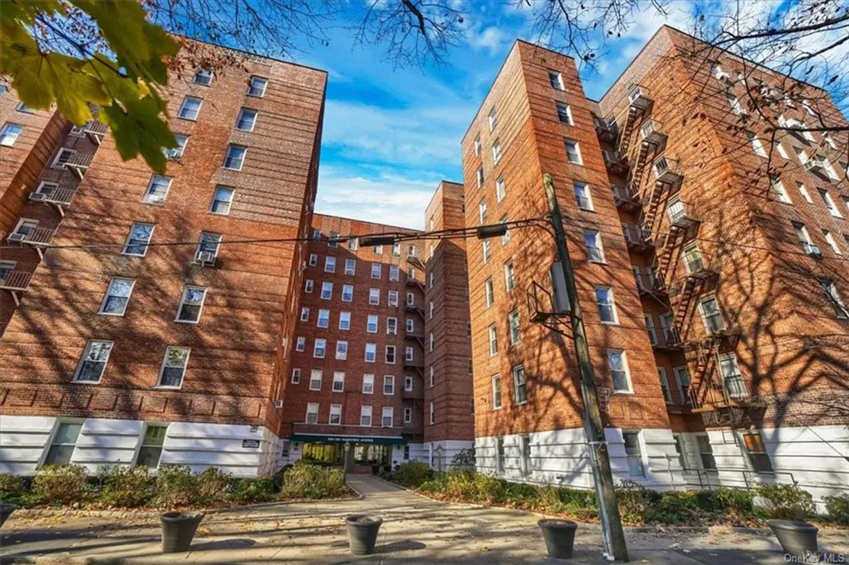 Westchester Real Estate | View 247 Parkview Avenue, LT | 2 Beds, 1 Bath