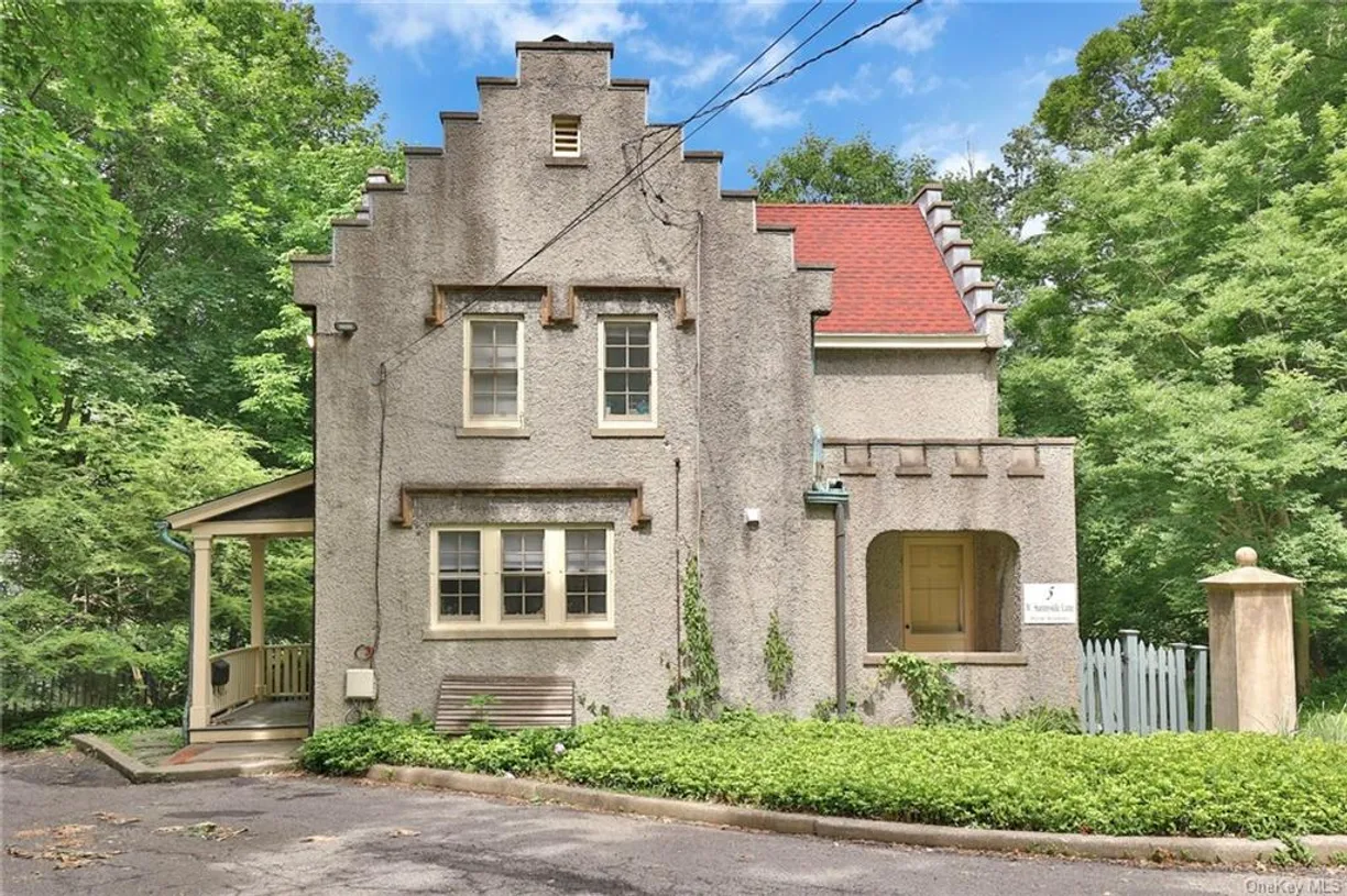 Westchester Real Estate | View 5 W Sunnyside Lane | 3 Beds, 1 Bath