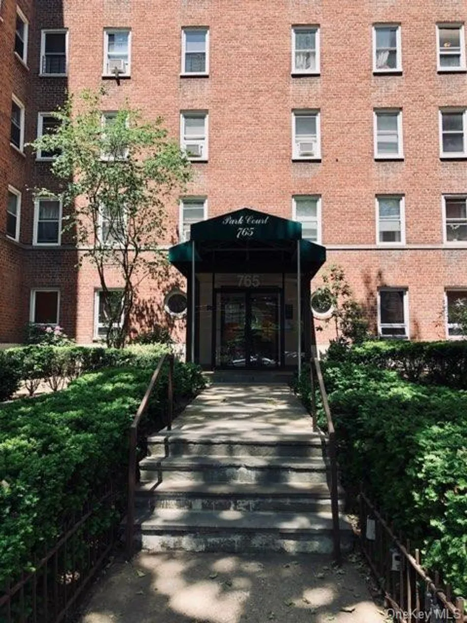 Westchester Real Estate | View 765 Bronx River Road, 4J | 2 Beds, 1 Bath