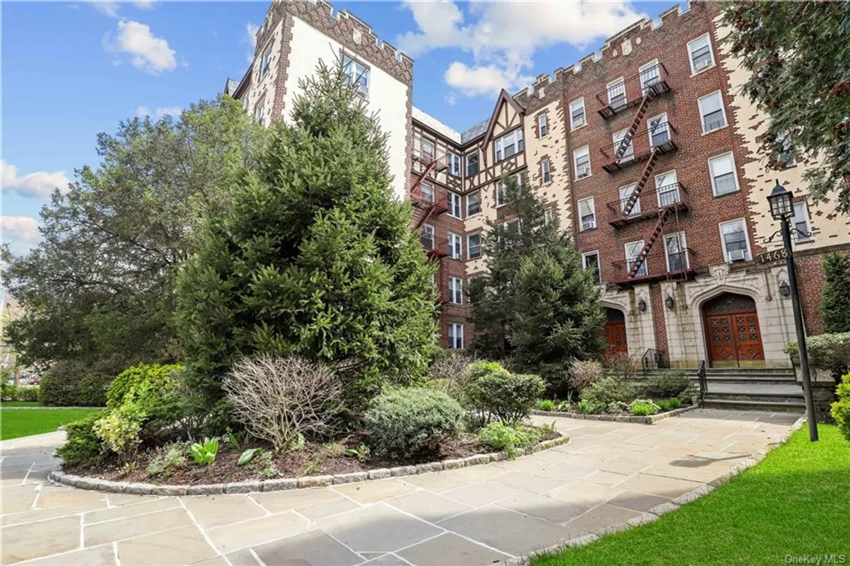 Westchester Real Estate | View 1468 Midland Avenue, 5A | 2 Beds, 2 Baths