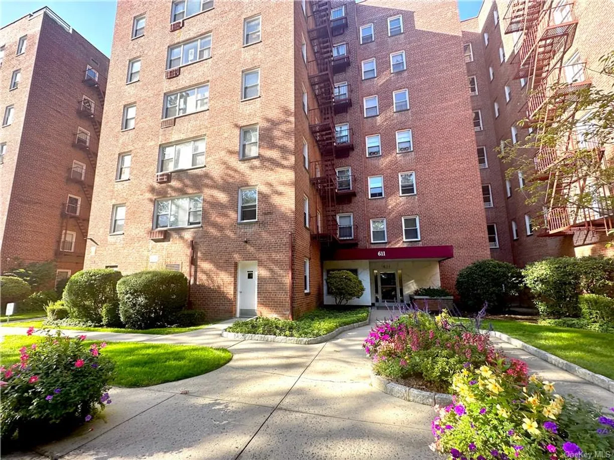 Westchester Real Estate | View 611 Palmer Road, 3R | 2 Beds, 2 Baths