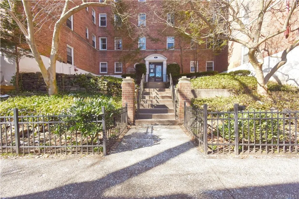 Westchester Real Estate | View 801 Bronx River Road, 5E | 2 Beds, 1 Bath