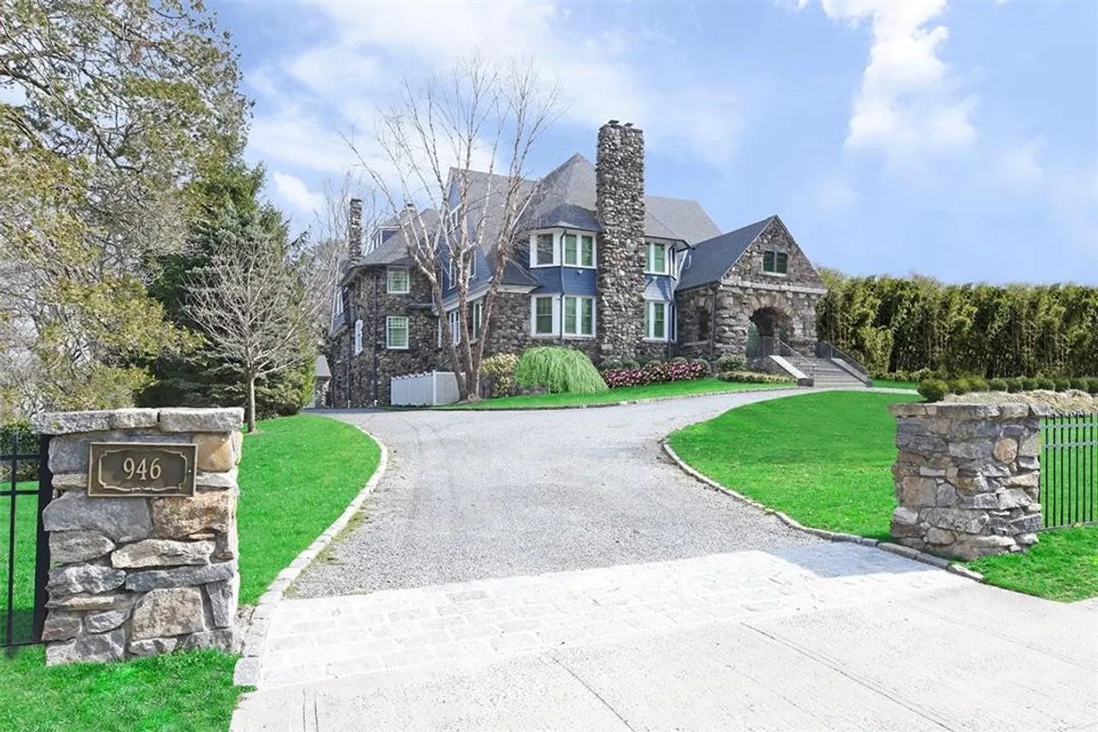 Westchester Real Estate | View 946 Esplanade | 9 Beds, 9 Baths