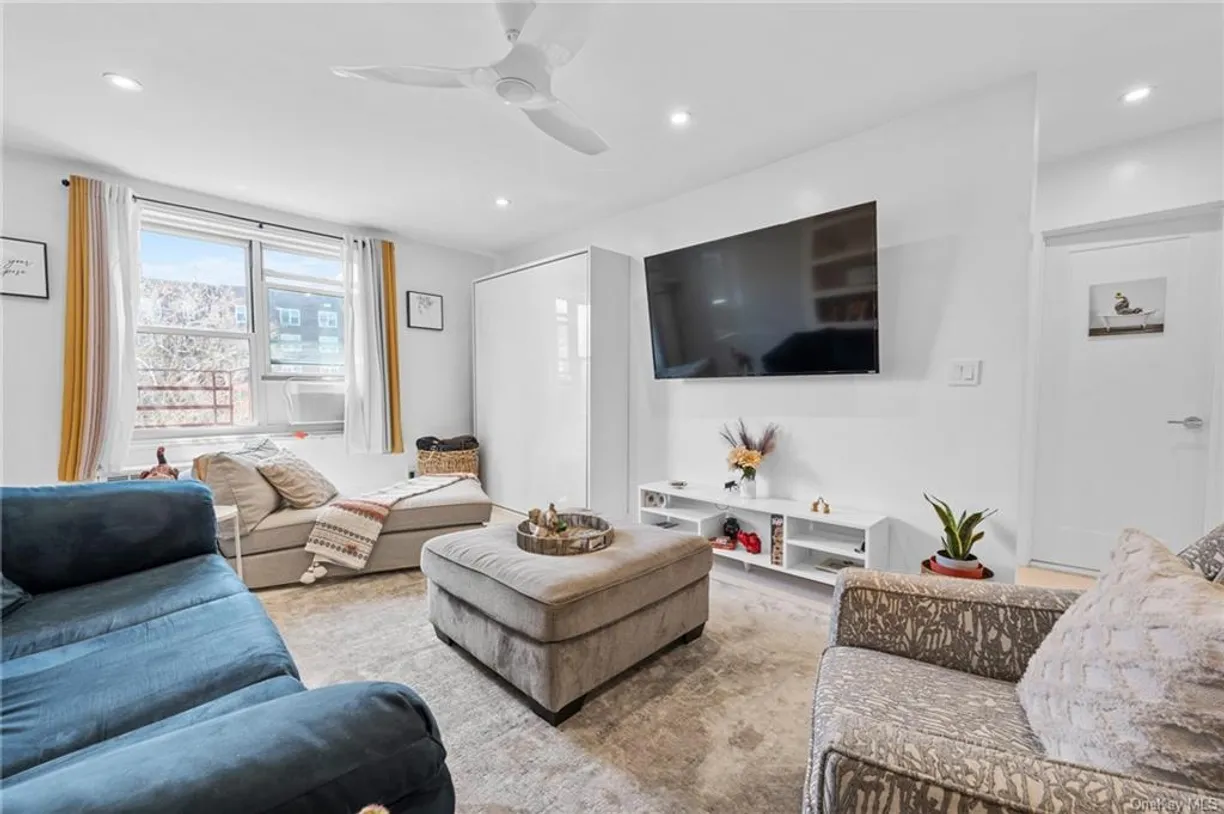 Westchester Real Estate | View 1296 Midland Avenue, 7-L | 1 Bed, 1 Bath