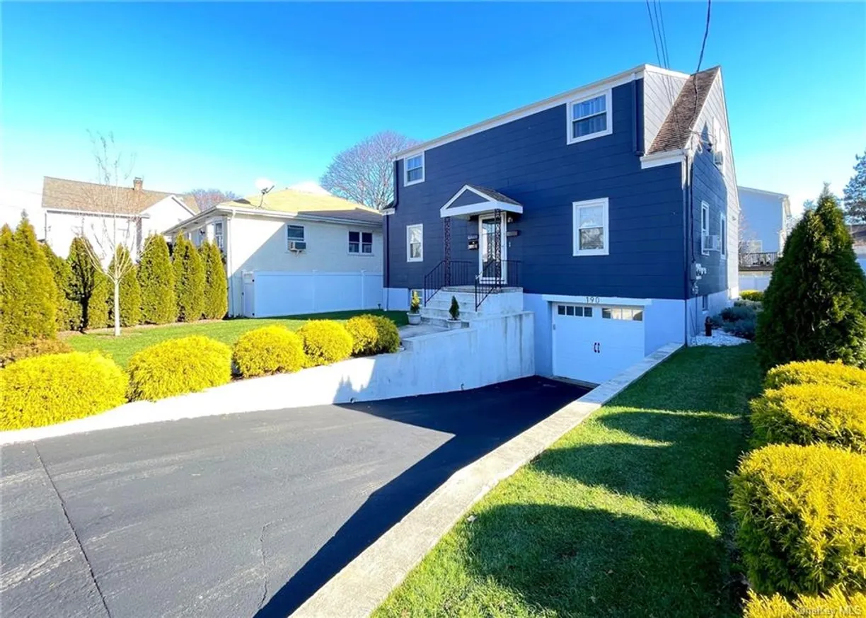 Westchester Real Estate | View 190 Washington Street, 1 | 3 Beds, 2 Baths