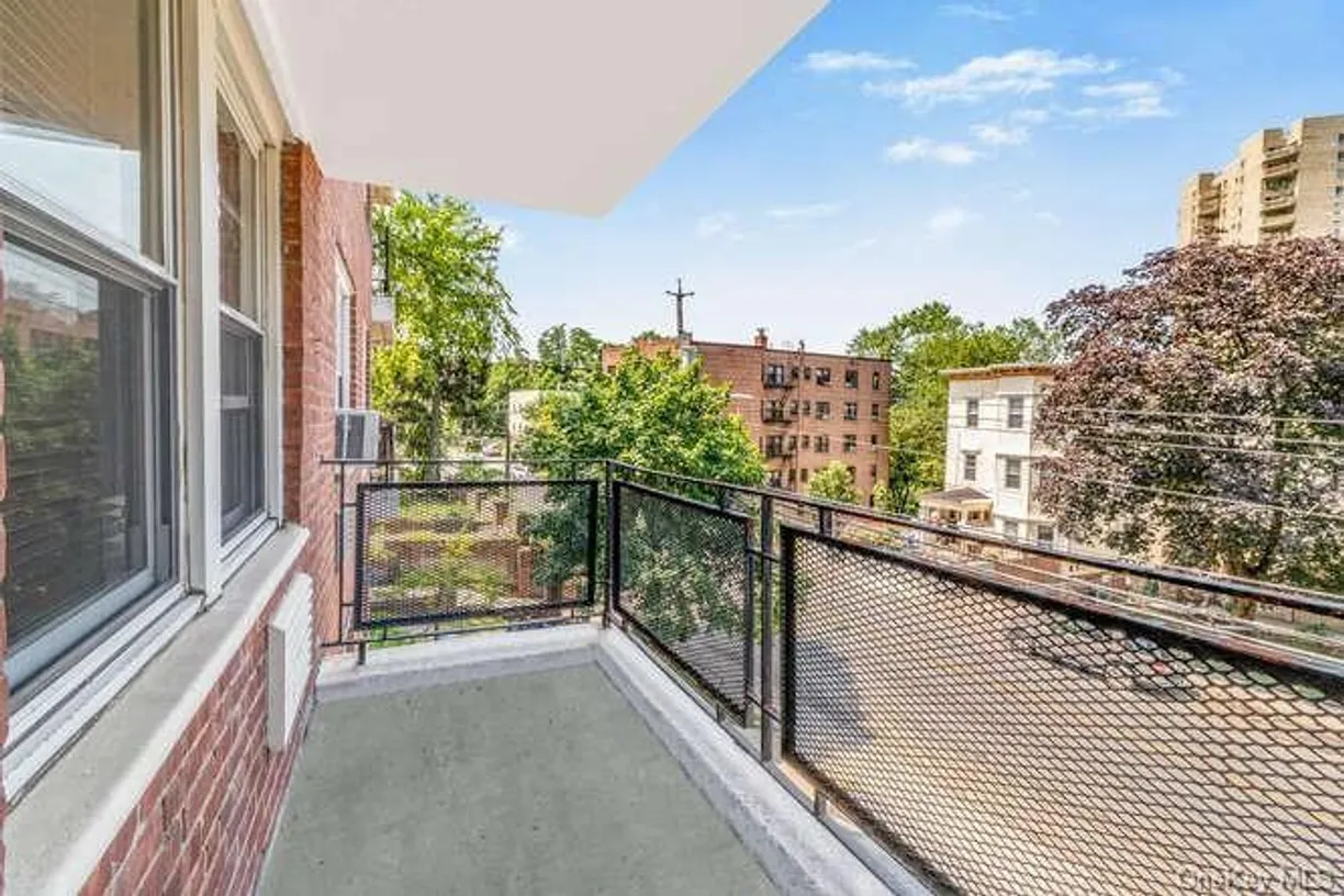 Westchester Real Estate | View 440 Warburton Avenue, 2E | 2 Beds, 1 Bath