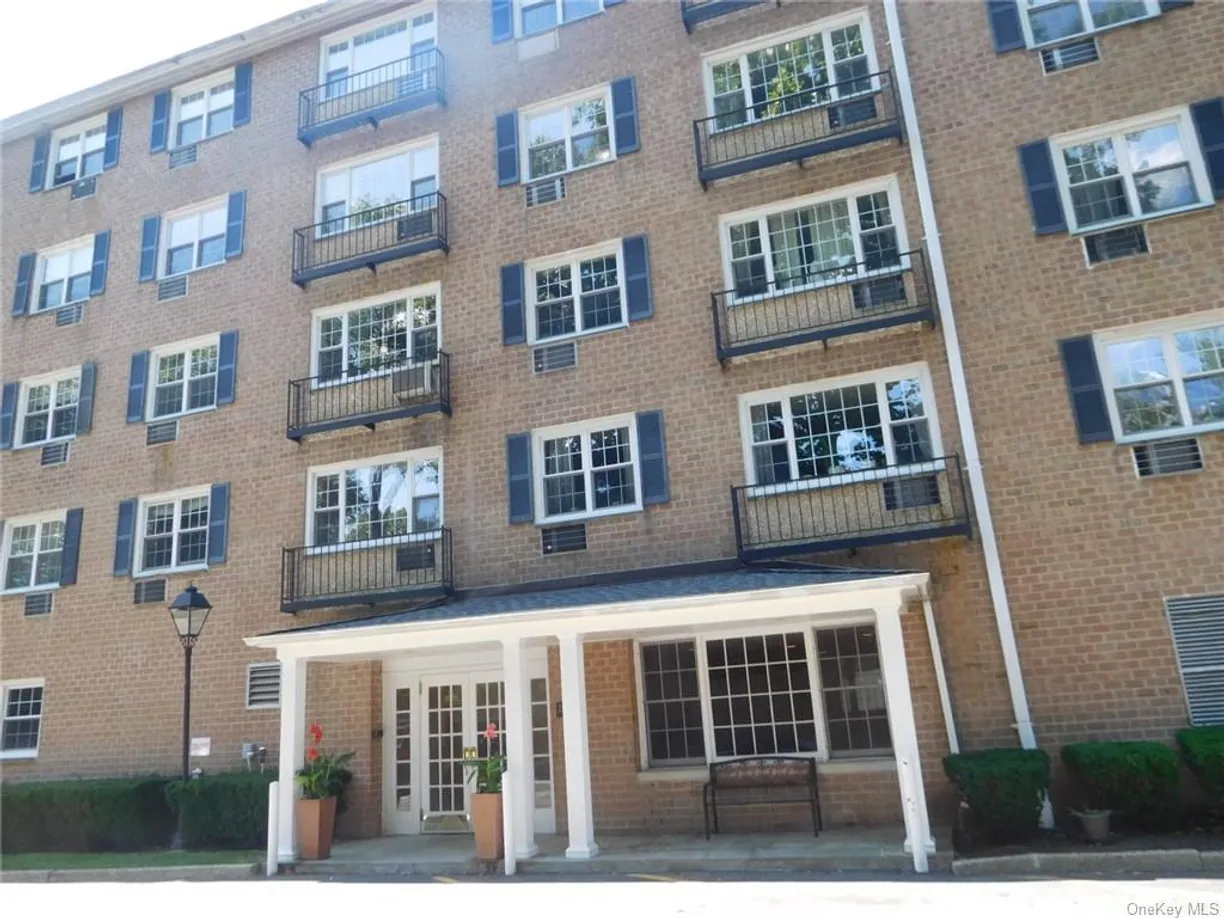 Westchester Real Estate | View 4 Consulate Drive, 3-E | 1 Bed, 1 Bath
