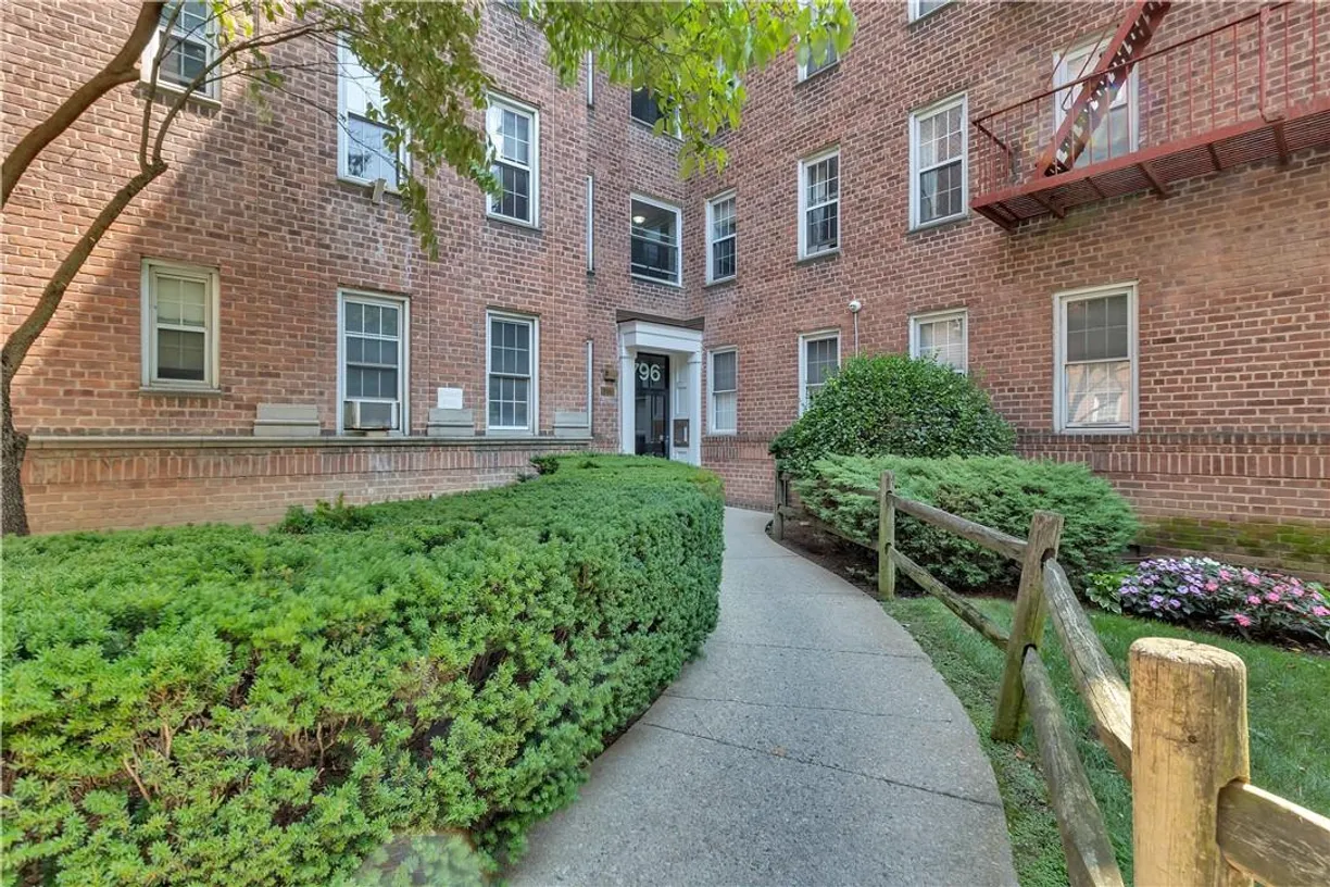 Westchester Real Estate | View 796 Bronx River Road, B31 | 1 Bed, 1 Bath