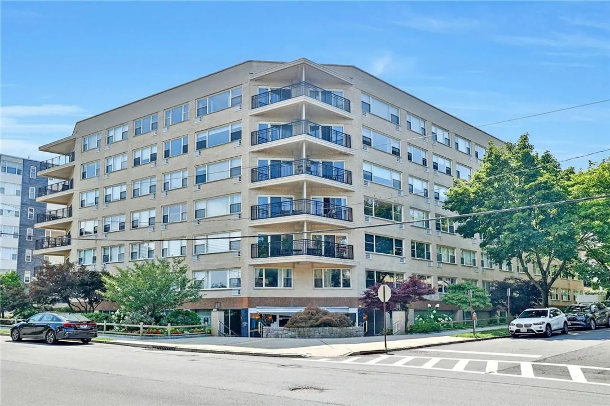 Westchester Real Estate | View 12 Old Mamaroneck Road, 4D | 2 Beds, 2 Baths