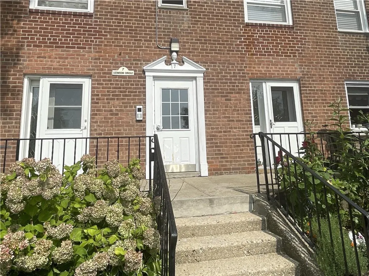 Westchester Real Estate | View 7 Leewood Circle, 5L | 2 Beds, 1 Bath