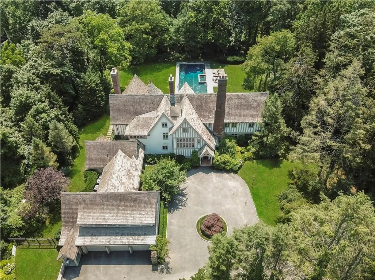 Westchester Real Estate | View 85 Birchall Drive | 6 Beds, 7 Baths