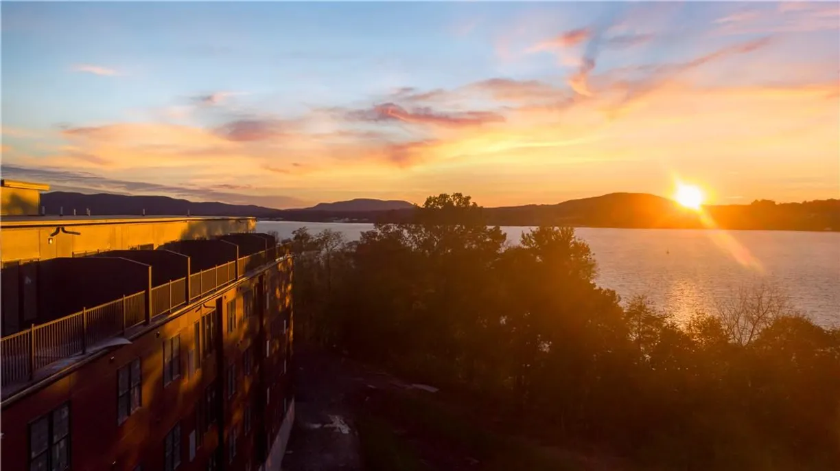 Hudson Valley Real Estate | View 18 EDGEWATER Place, 201 | 1 Bed, 1 Bath