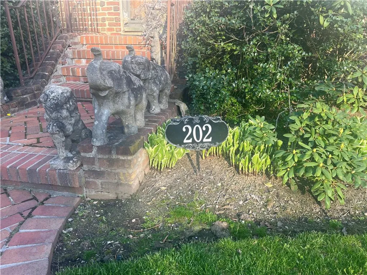 Westchester Real Estate | View 202 E Garden Road | Listing