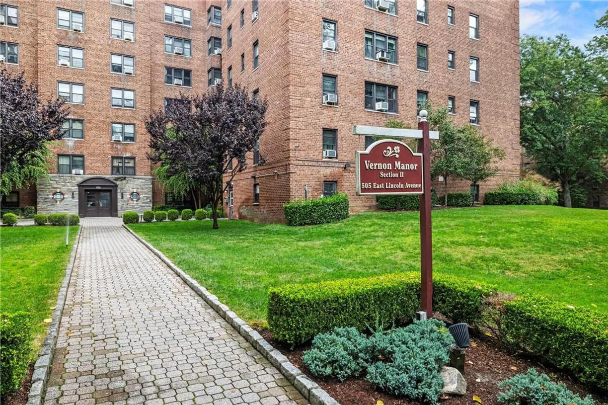 Westchester Real Estate | View 505 E Lincoln Avenue, 210 | 1 Bed, 1 Bath