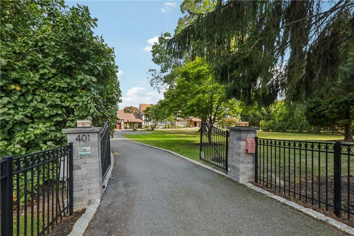 Rockland/Orange/NJ Real Estate | View 401 N Broadway | 8 Beds, 5 Baths