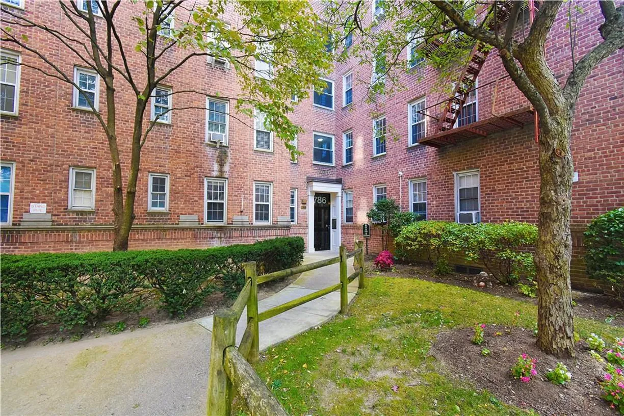 Westchester Real Estate | View 786 Bronx River Road, B11 | 1 Bed, 1 Bath