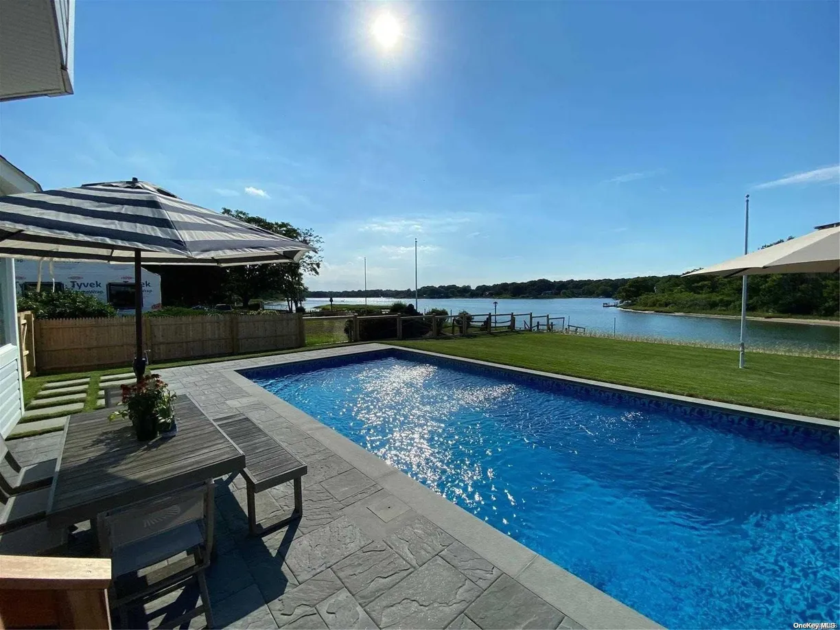 The Hamptons Real Estate | View 470 Goose Creek Lane | 3 Beds, 2 Baths