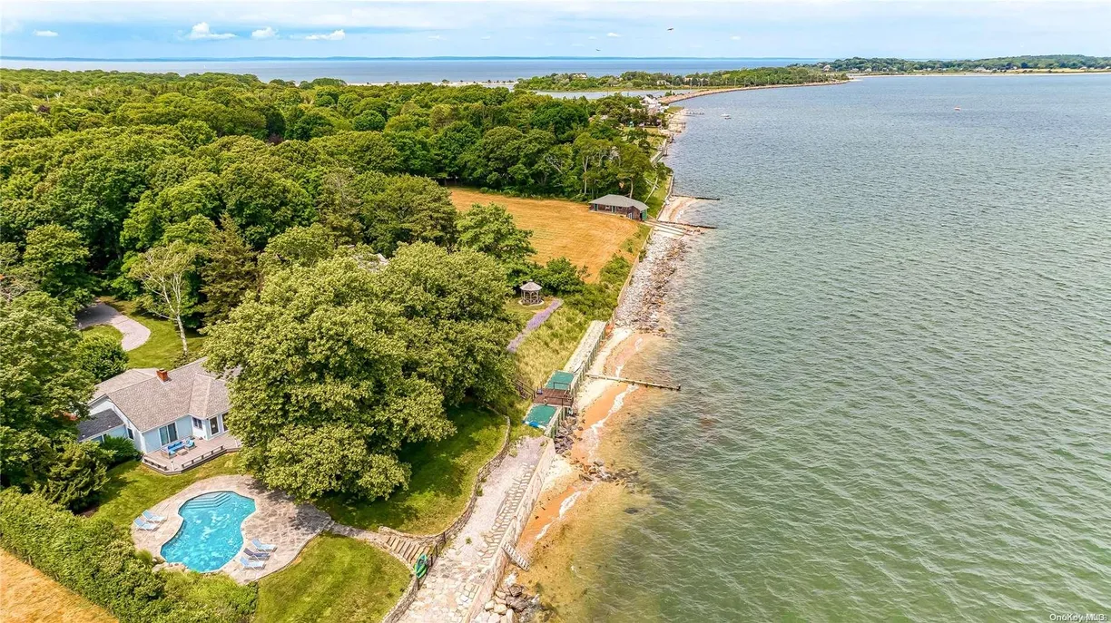 The Hamptons Real Estate | View  | 4 Beds, 2 Baths