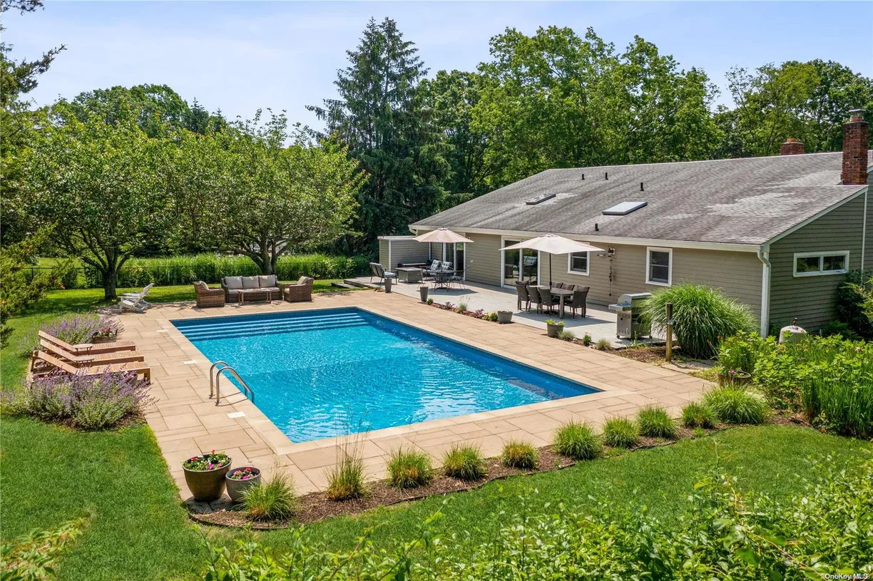 The Hamptons Real Estate | View 215 Northfield Lane | Listing