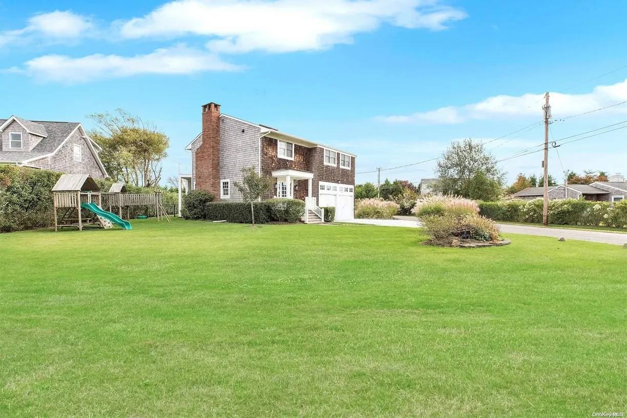 The Hamptons Real Estate | View 25 Exchange | 5 Beds, 3 Baths