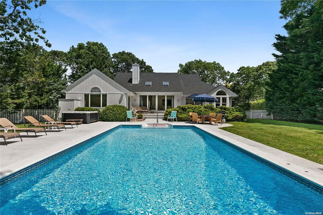 The Hamptons Real Estate | View 43 Bridle Path | 3 Beds, 3 Baths