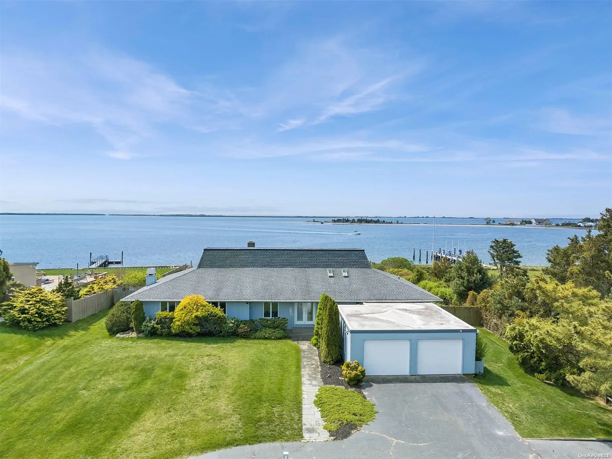 The Hamptons Real Estate | View 41 Oak Lane | 4 Beds, 2 Baths