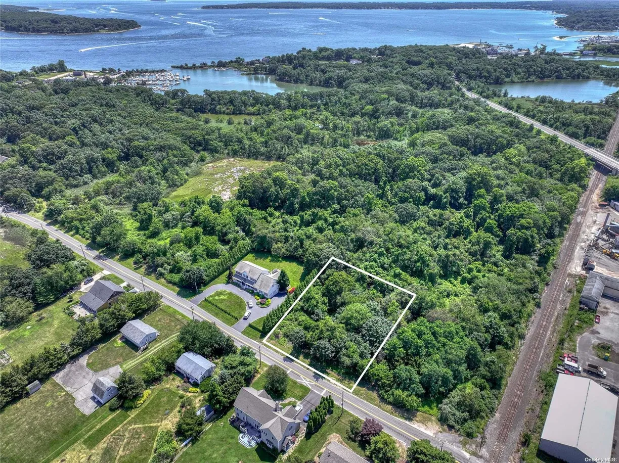 The Hamptons Real Estate | View 620 Kerwin Boulevard | Listing