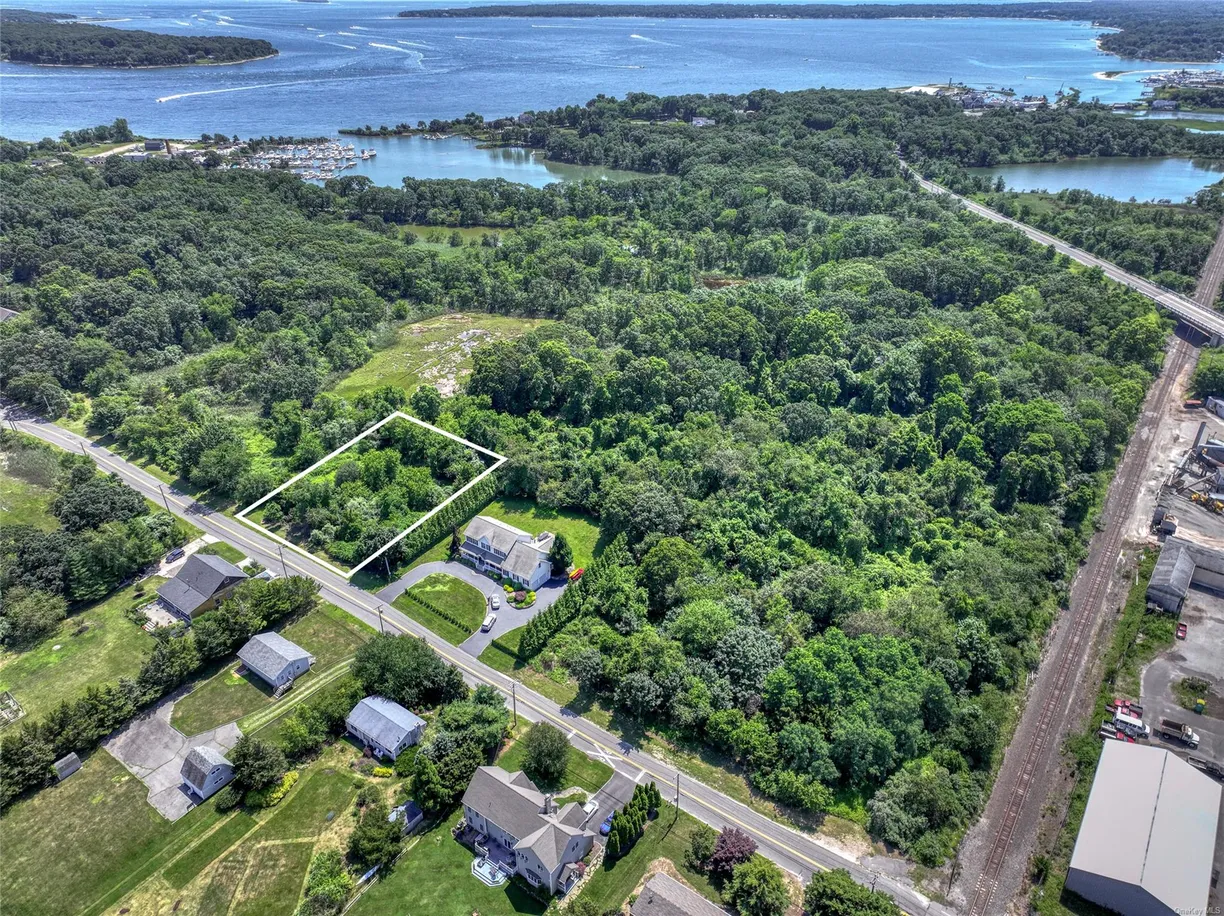 The Hamptons Real Estate | View 880 Kerwin Boulevard | Listing