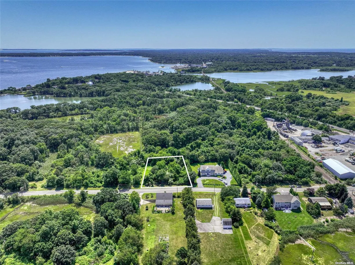 The Hamptons Real Estate | View 880 Kerwin Boulevard | 4 Beds, 3 Baths