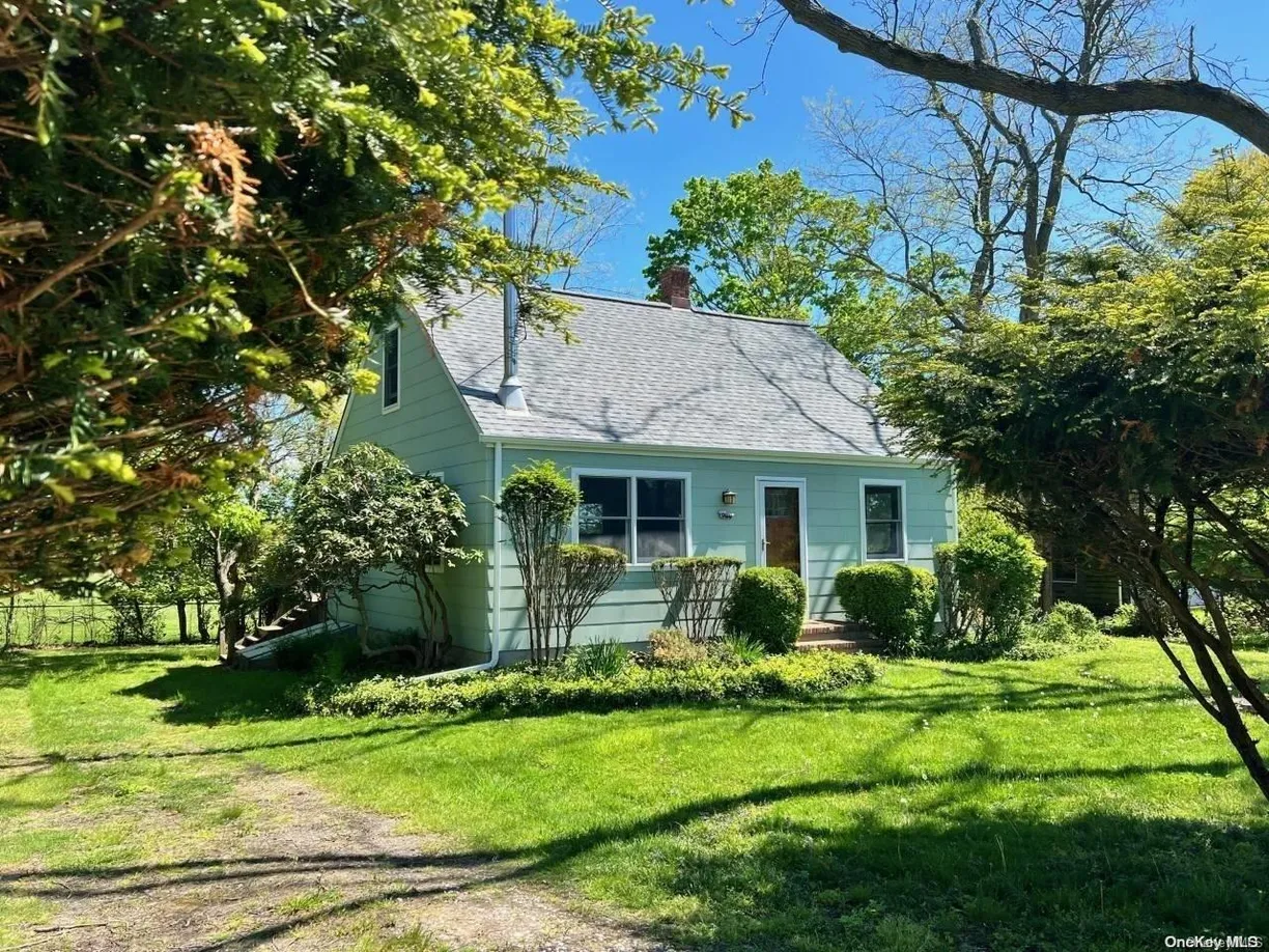 The Hamptons Real Estate | View 944 Youngs Road | 3 Beds, 2 Baths