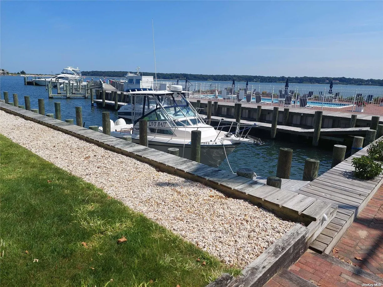 The Hamptons Real Estate | View 10 Stirling Cove, 10 | Listing