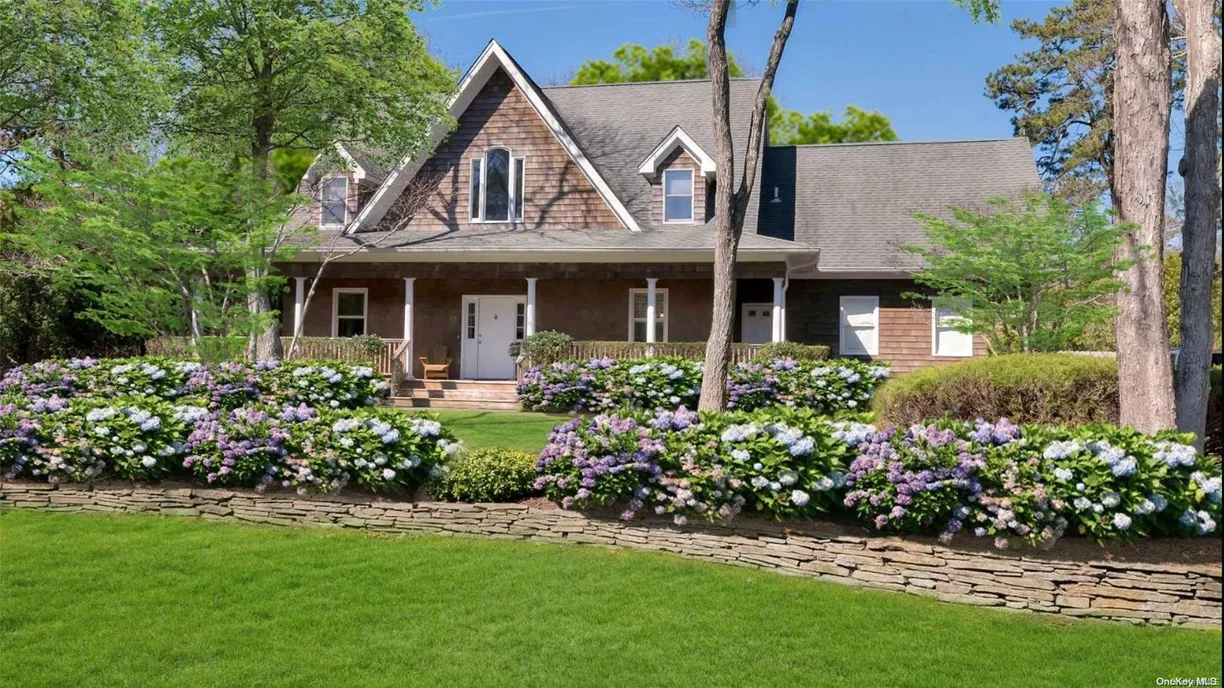 The Hamptons Real Estate | View 49 Bridle Path | 5 Beds, 4 Baths