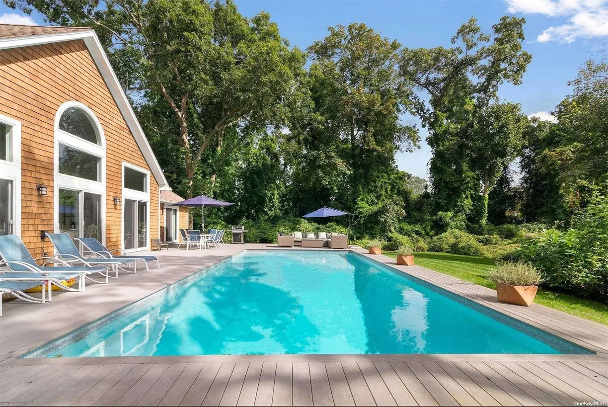 The Hamptons Real Estate | View 20 Cutter Court | 3 Beds, 3 Baths