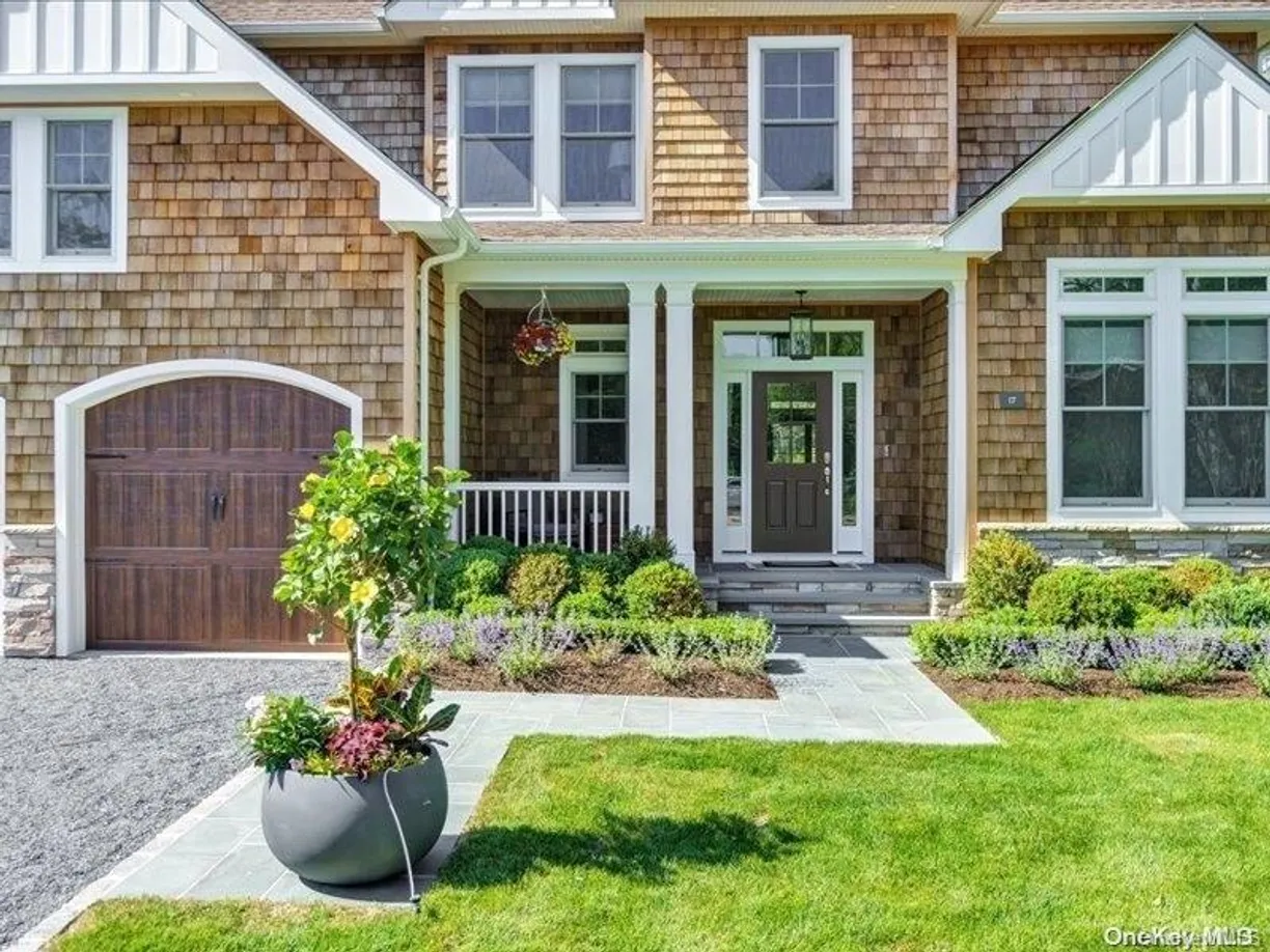 The Hamptons Real Estate | View 17 Adam Lane | 4 Beds, 3 Baths