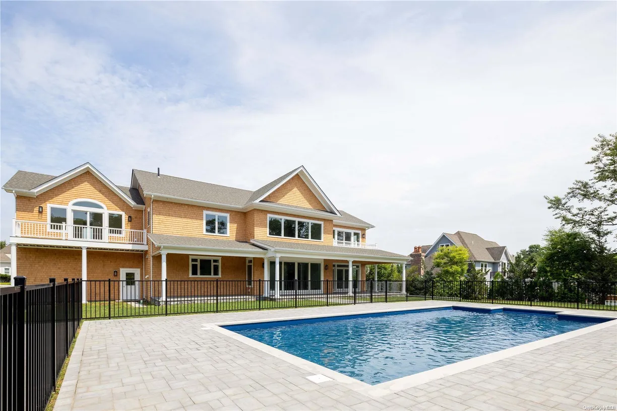 The Hamptons Real Estate | View 150 N Hillcrest Drive | 5 Beds, 4 Baths