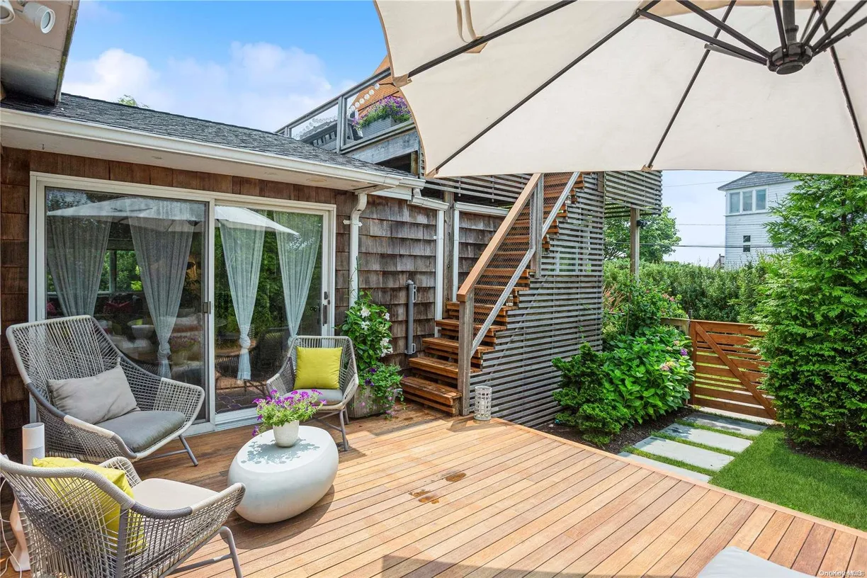 The Hamptons Real Estate | View 39 Rogers Lane | 2 Beds, 2 Baths