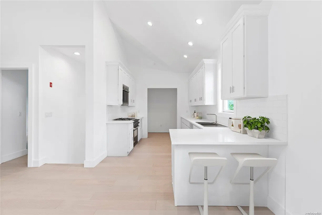 The Hamptons Real Estate | View 21 Montauk Hwy #2, 2 | 2 Beds, 2 Baths