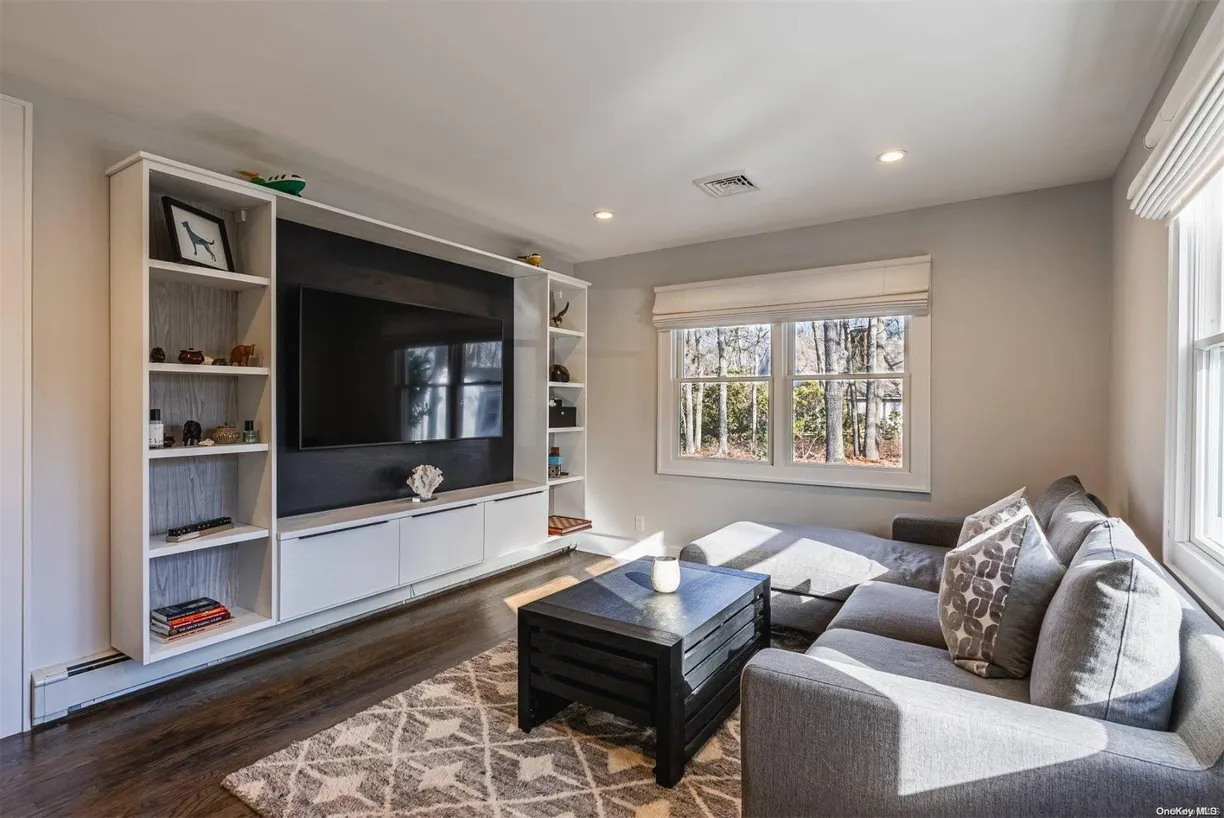 The Hamptons Real Estate | View 35 W Neck Road | 3 Beds, 2 Baths